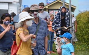 Hundreds of people are queuing at the Mona Vale COVID-19 testing clinic after new positive cases were confirmed on the northern beaches.