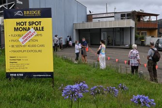 Residents lining up at a pop-up coronavirus testing clinic in Mona Vale on Monday.