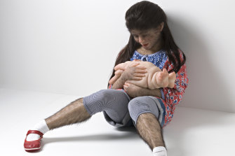 In 2010, Piccinini produced “The Comforter”, featuring a pre-teen girl covered in hair, cradling an other-worldly creature.