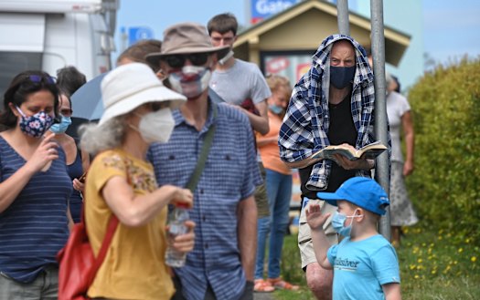 Hundreds of people are queuing at the Mona Vale COVID-19 testing clinic after new positive cases were confirmed on the northern beaches.