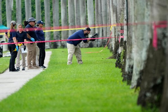 Investigadores no Trump International Golf Club após a tentativa de assassinato em setembro de 2024.