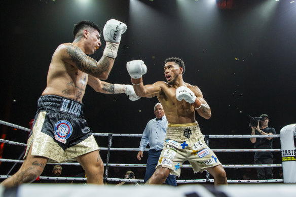 Paulo Aukuso battles Gabriel Omar Diaz.