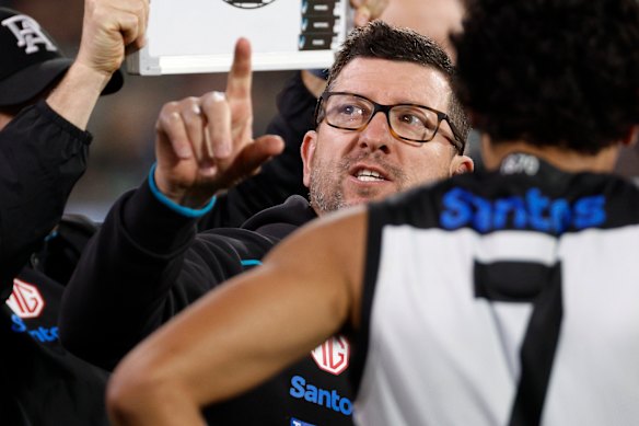 O técnico Josh Carr estava claramente descontente com Luke Beveridge falando publicamente sobre Butters.