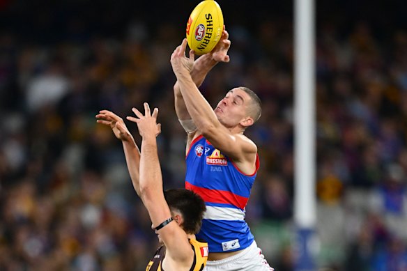 Nick Coffield of the Bulldogs attempts to mark the ball.