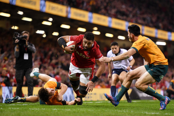 Taulupe Faletau scores for Wales but the Wallabies managed to fight back.