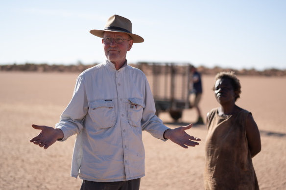 Rolf de Heer with Mwajemi Hussein during filming.