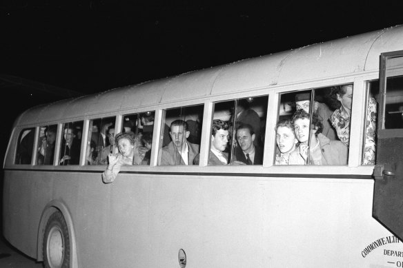 Passengers taken away on bus, Mascot,  January 25, 1951.
