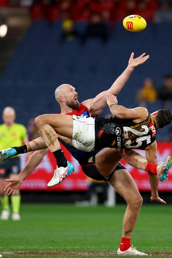 Max Gawn dos Devils e Toby Nankervis dos Tigers competem na corrida.