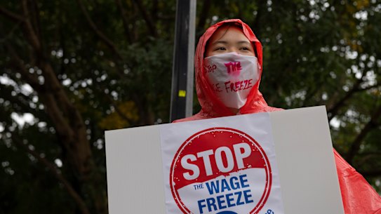Nurses and midwives protested outside NSW Parliament House opposing the government's 12-month wage freeze.