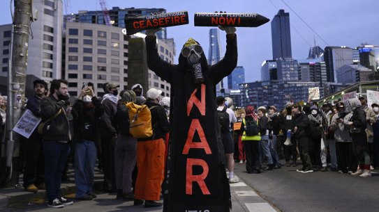 Anti-war protesters picket the Melbourne Convention Centre.
