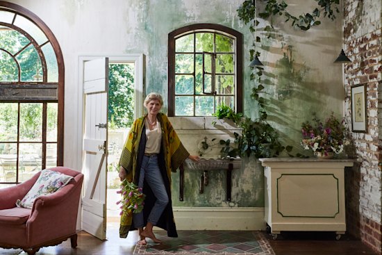 “People often ask me what the building was previously, which gives me a kick as it was just a block of
land when I bought it in 2013,” says Linda Pottage, who handpainted the walls.