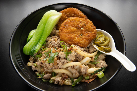 Lou shi fun - fat rice-flour noodles topped with marinated minced pork and squid cake.