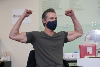 El gobernador de California, Gavin Newsom, hizo un gesto después de recibir una inyección de refuerzo de la vacuna Moderna COVID-19 en Oakland, California. 