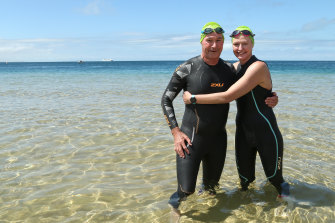 Stuart Jones dan putrinya Sarah Blackman berenang di Classic, setahun setelah Stuart mengalami serangan jantung.