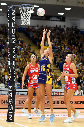 Cara Koenen of the Lightning shoots against the NSW Swifts at USC Stadium.