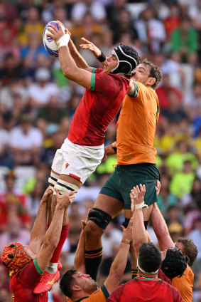 Martim Belo and Richard Arnold compete at a lineout.