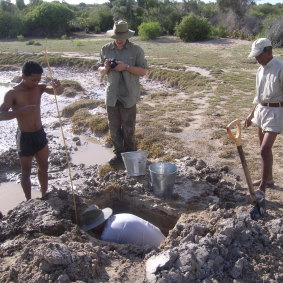 Atholl Anderson (front) excavates in Madagascar with Aaron Camens from Flinders University (back centre) Ramilisonina from the Muse ́e d’Art et d’Archae ́ologie (right) and a local worker.