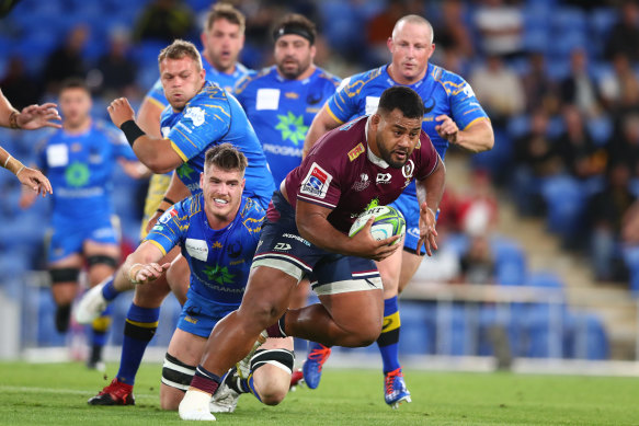 Taniela Tupou almost gets away from the Force defence.