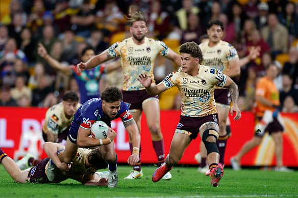 Warriors five-eighth Chanel Harris-Tavita scores against the Broncos last Saturday.