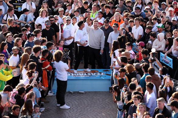 Thousands of fans flocked to the Sydney Opera House to see Youtuber MrBeast in person. 