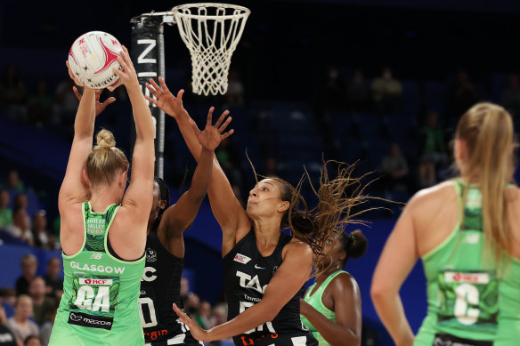 Geva Mentor of the Magpies attempts to block a shot by Sasha Glasgow of the Fever.
