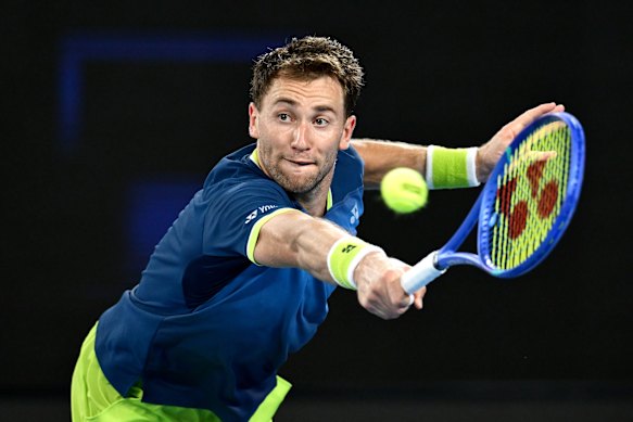 Casper Ruud de Noruega juega un revés.