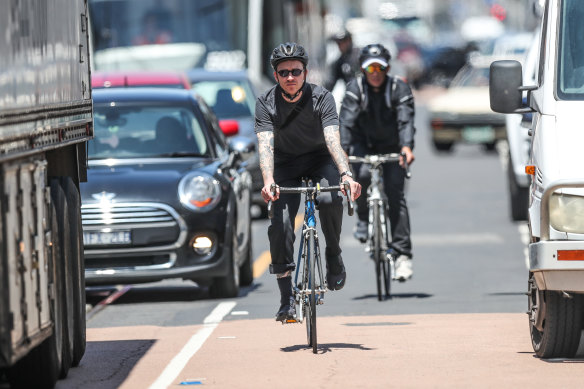 The RACV has changed its stance on laws mandating a minimum passing distance for cars when they overtake cyclists.
