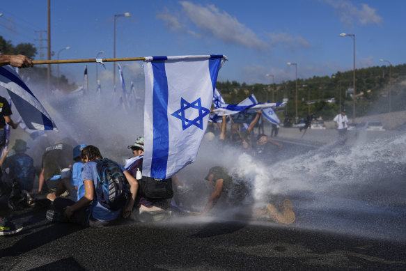 İsrail polisi göstericileri dağıtmak için tazyikli su kullanıyor.