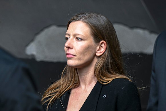 A noiva de Sewell, Rebecca Konstantinou, deixa a Suprema Corte. 