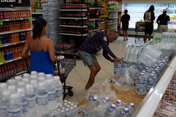 As pessoas na Jamaica estocam mantimentos antes da tempestade.