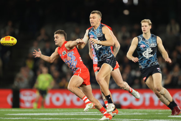 Tom Papley and Patrick Cripps chase the ball.