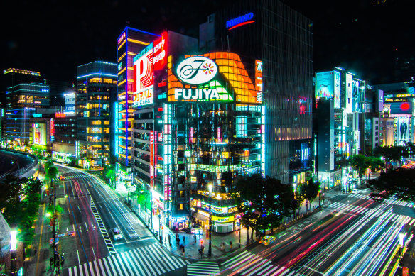 Explore Tokyo’s Giza district in the evening.
