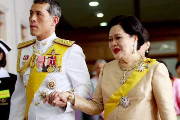 O então príncipe herdeiro Vajiralongkorn com a mãe, a rainha Sirikit, no 82º aniversário do rei em 2009.