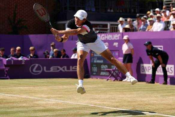 Alex de Minaur returns the ball to Carlos Alcaraz.