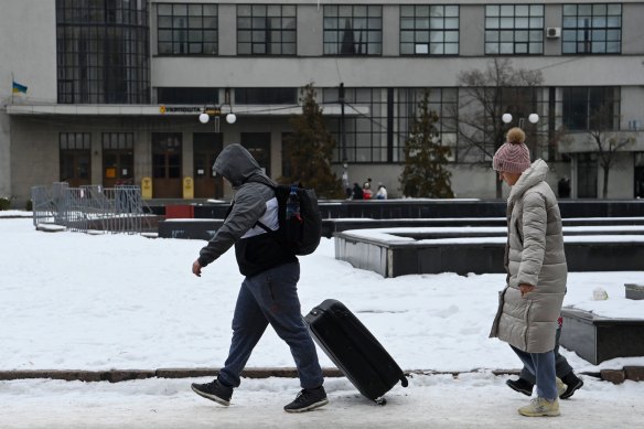 Refugees heading to the train station in Kharkiv in an attempt to reach safety.