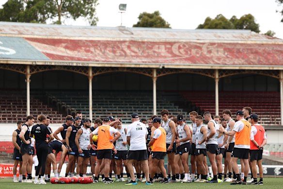 O técnico Michael Voss (centro) conversa com seus jogadores no treino de pré-temporada.