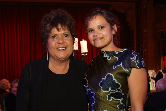 Evonne Goolagong Cawley (à esquerda) com Lila McGuire no Night of Champions, uma noite com Evonne Goolagong Cawley AC MBE, em junho de 2025.