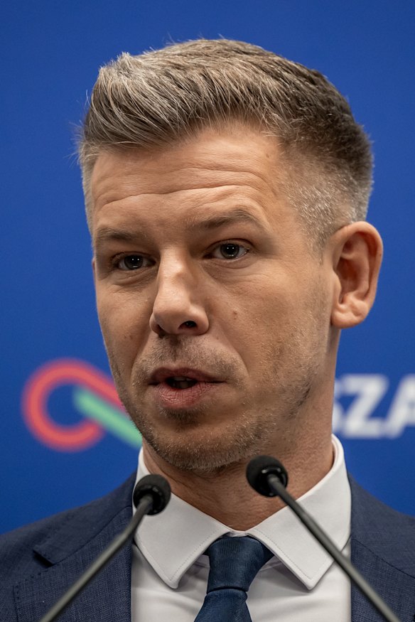 O líder da oposição húngara, Peter Magyar, emergiu como uma séria ameaça à posição de Orbán.