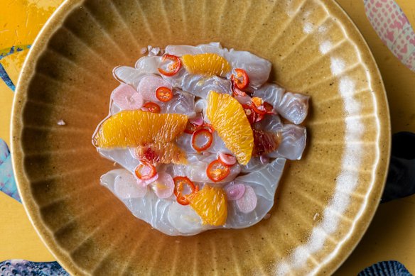 Sempre há um prato cru no cardápio.