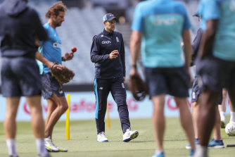 The England cricket team arrived late to day two of the Boxing Day Test, after reportedly waiting for COVID-19 test results following a positive test among the family group. 