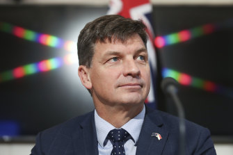 Federalny sekretarz ds. energii Angus Taylor pochwalił sukces Australii w dziedzinie energii odnawialnej, ale badania pokazują, że zyski nie były światowej klasy.