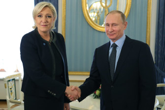 Questa fotografia del 2017 è tornata con Vladimir Putin per perseguitare la candidata alla presidenza francese Marine Le Pen. 
