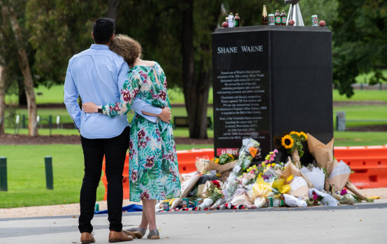 Fans pay tribute to cricketing great Shane Warne at the MCG. 