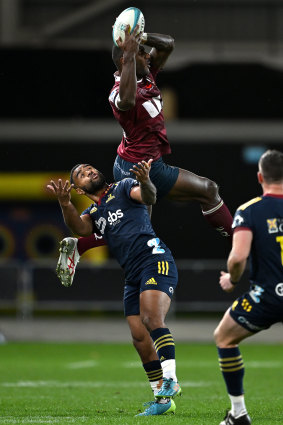 Suliasi Vunivalu uses height to his advantage against Jona Nareki in Super Rugby.