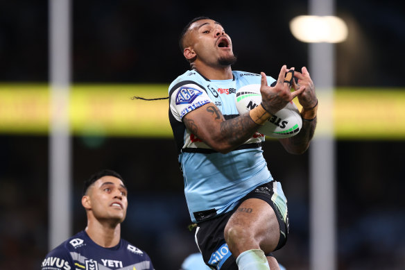 Sione Katoa tries to catch a bomb.