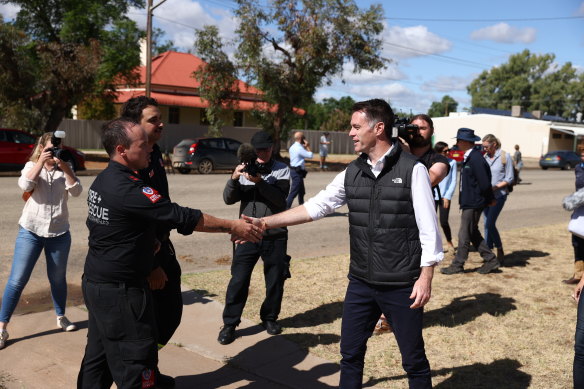 Premier Chris Minns meets emergency services in Menindee following a large-scale fish death on the Darling-Baaka River. 