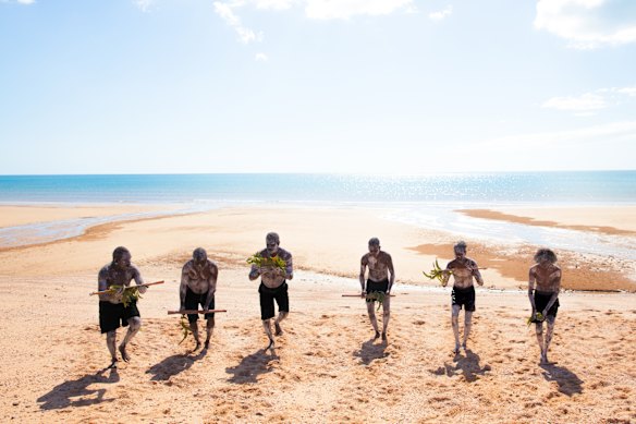 Bungul celebrates the late Australian songman Geoffrey Gurrumul Yunupingu and his Yolngu culture.