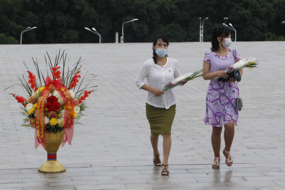 People visit the statues of former North Korean leaders Kim Il-sung and Kim Jong-il to lay flowers.