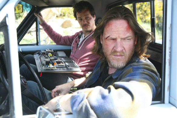 Michael Raymond-James as Britt Pollack and Donal Logue as Hank Dolworth in Terriers.