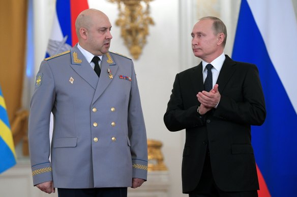 Russian President Vladimir Putin applauds Colonel General Sergei Surovikin during an awards ceremony for troops who fought in Syria, in 2017.